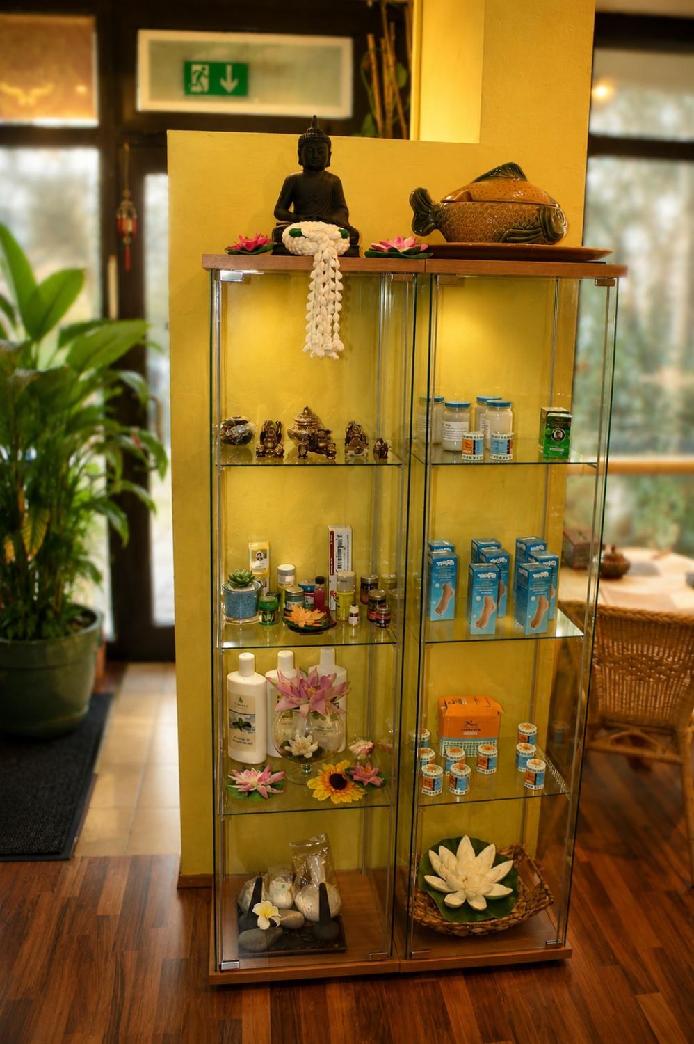Vitrine im Empfang mit Ölen und Accessoires