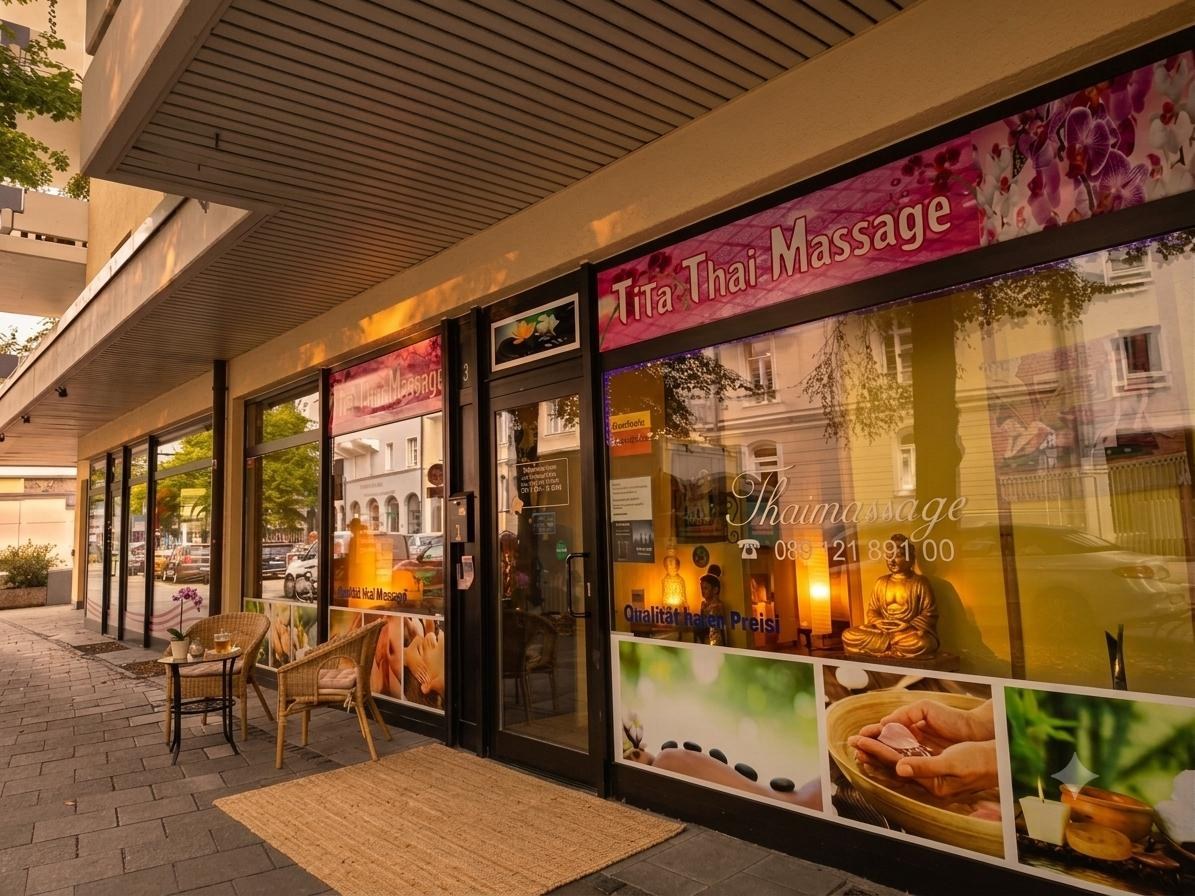 Tita Thaimassage von der Aberlestraße — Schaufenster, Eingang und zwei Stühle vor dem Studio